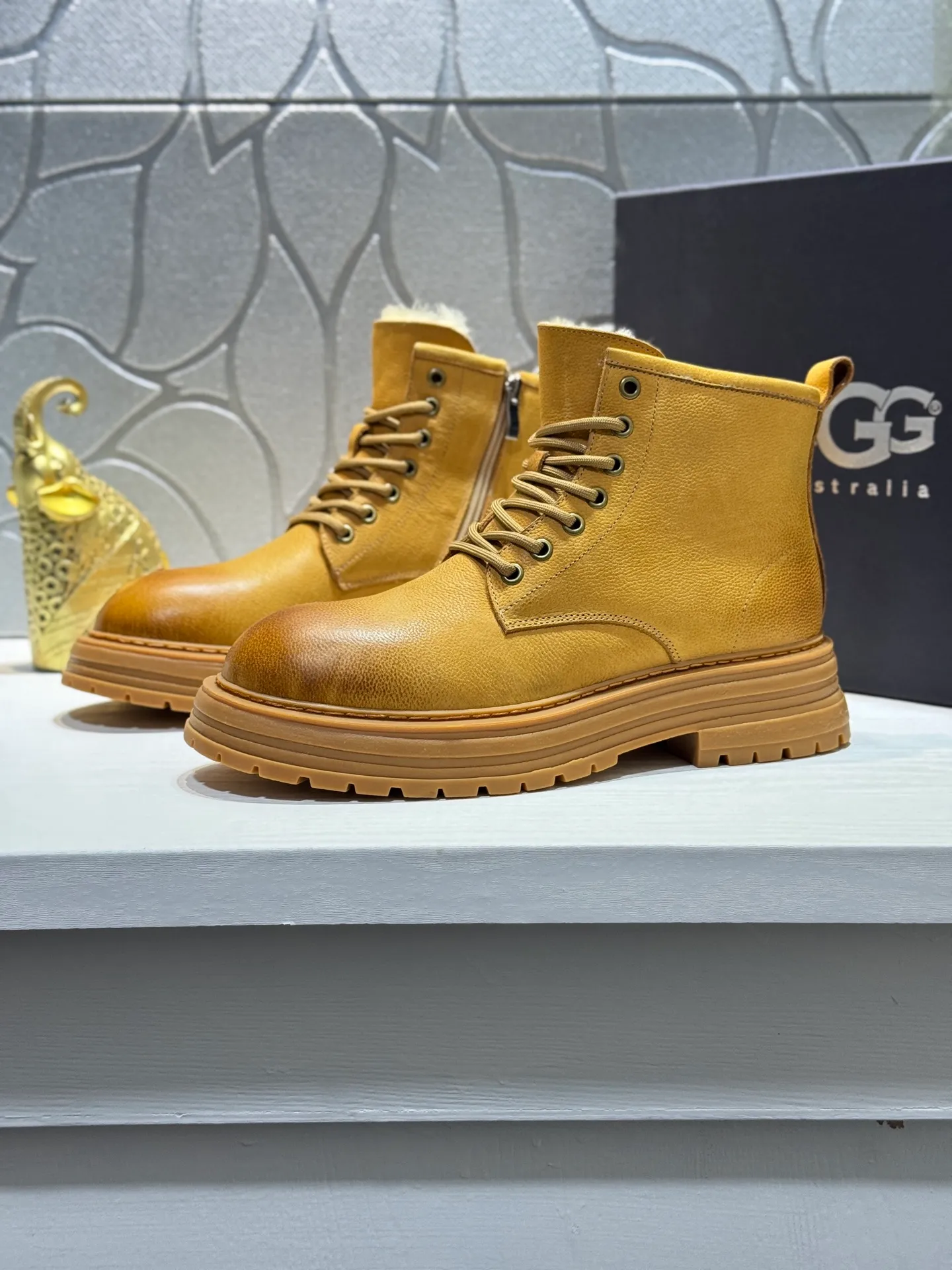 Men's men's shoes 💰660 [New style] 🦥🦥UGG - high-end quality 🔥Australian imported wool 🔥Full fur original single entry and exit counter without pressure, let you feel no replacement 💏The upper is made of first-layer cowhide 'all original Australian wool' Strict men's boots thick wool can be distinguished by the naked eye 💓Real wool keeps warm and does not smell like feet, warms the whole winter ✨Carefully crafted for those who know the goods🔥Size: 38-44 (45 customized